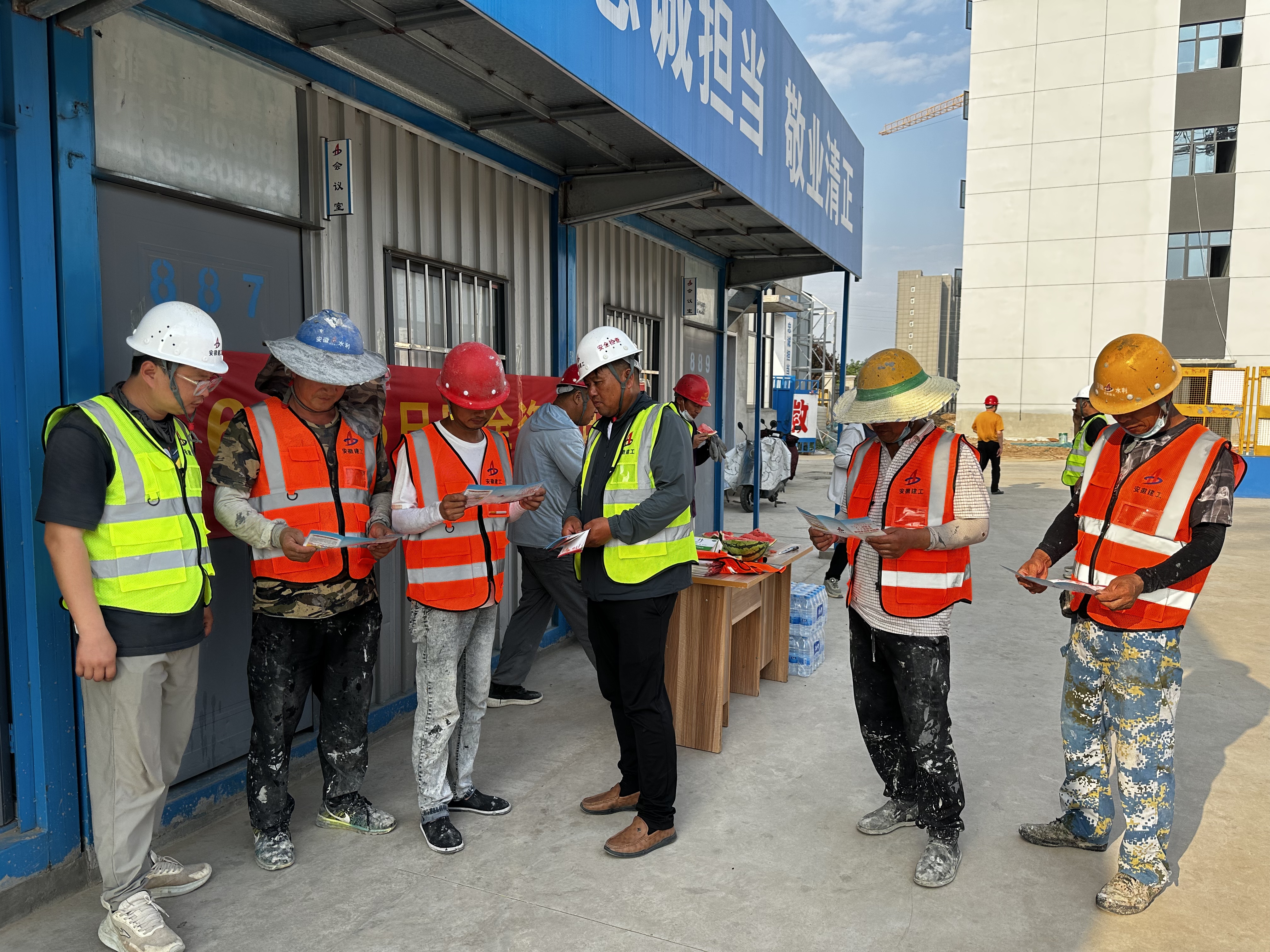 發(fā)放降溫醫(yī)藥品及安全手冊 (2).jpg 發(fā)放降溫醫(yī)藥品及安全手冊 (2).jpg